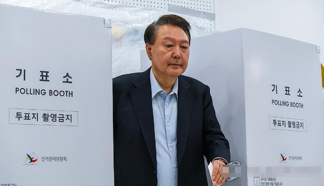 尹锡悦夫妇现身!记者提问一言不发,金建希科技脸变形,老态尽显