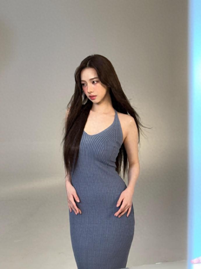 柳智敏蓝灰连体衣合体,气场全开了。