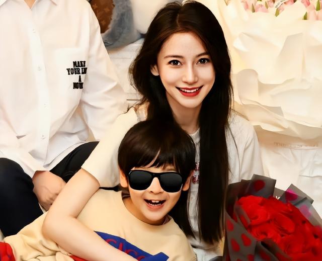 baby现身巴黎高定时装周！故地重游穿过季礼服，腰臀比是自信筹码