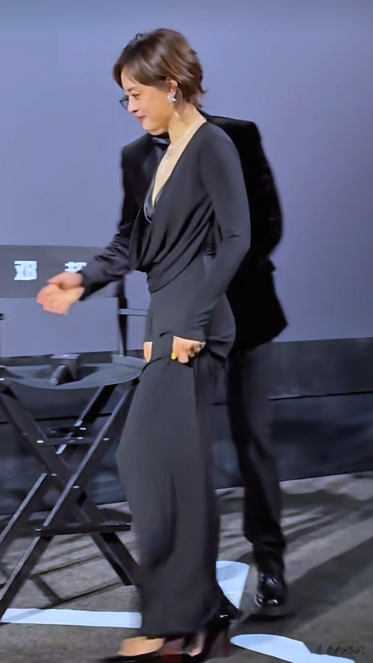 邓超两口子手牵手参加活动!43岁孙俪身上无赘肉,身材太好了