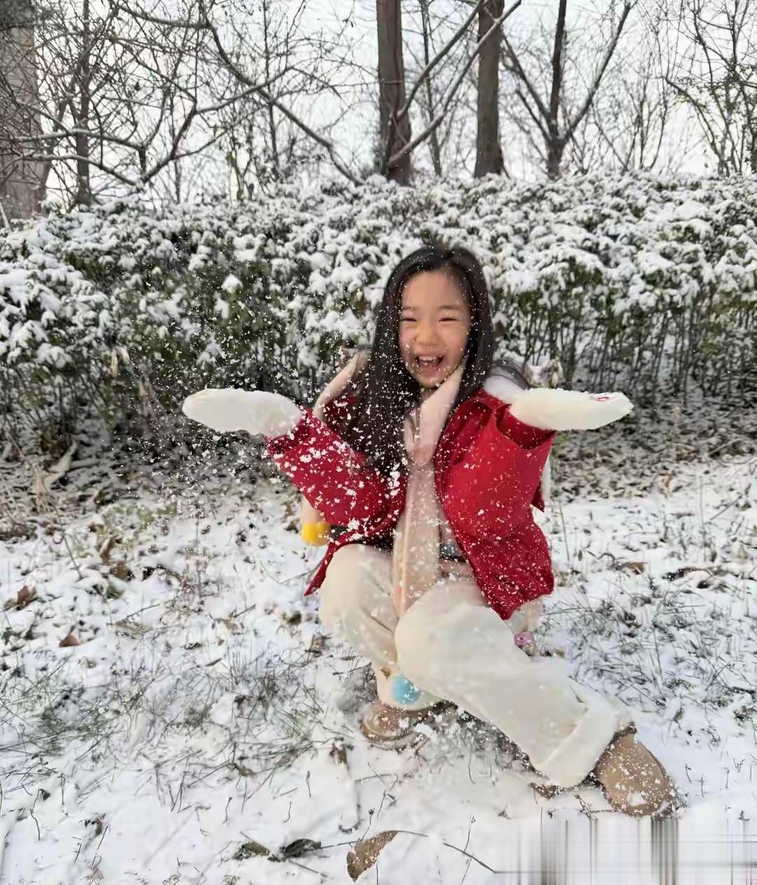董璇晒女儿初雪美照，小酒窝红色羽绒服雪地撒欢，颜值气质双在线