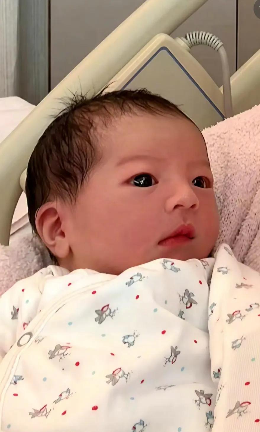 方媛素颜抱三胎女儿美，她出月子皮肤更好了，郭富城小女儿满月了