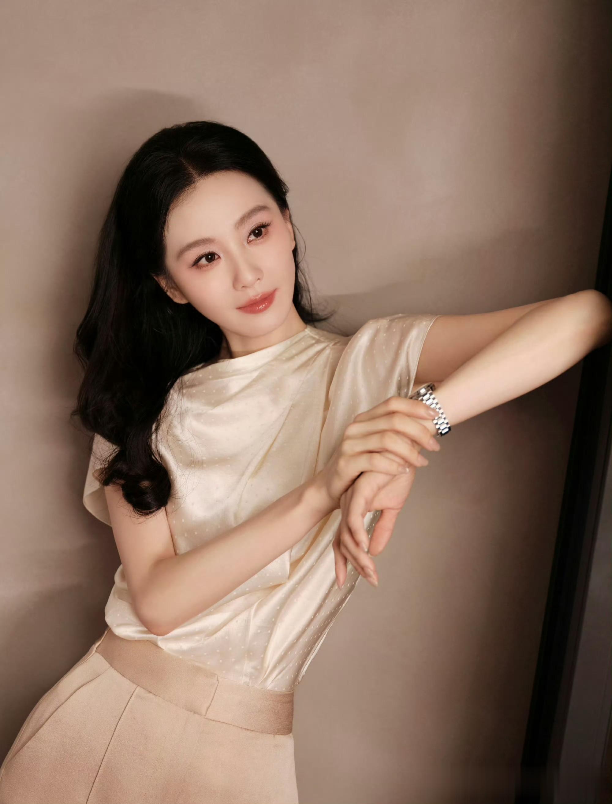 刘诗诗香槟金套装大片|腕间表衬优雅,每帧都是时光里的美人图鉴