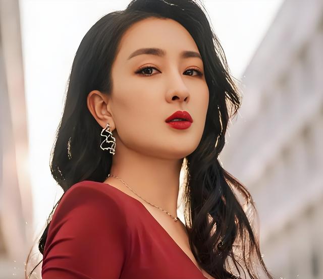 被黑人驮在肩上，和孔令辉同居11年的马苏，现如今依旧孑然一身