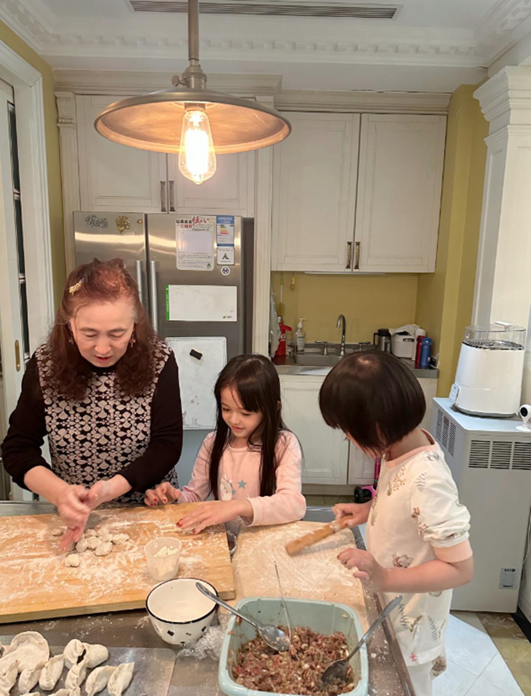 贾晓晨幸福晒照，大女儿帮带狗小女儿给包饺子，孩子大了开始享福