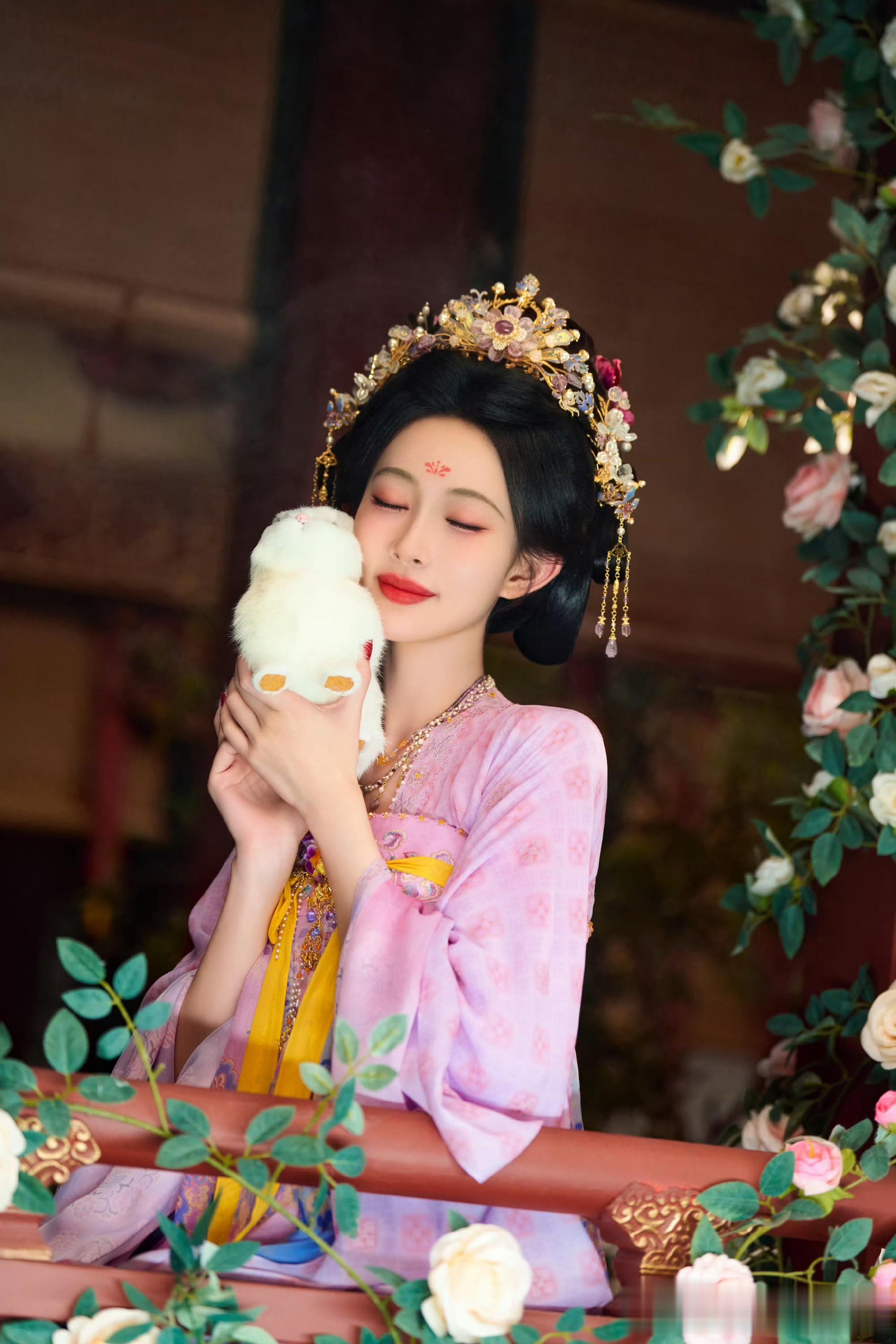 孟子义汉服大片：唐宫仕女抱兔品月，粉紫襦裙尽显古韵风华