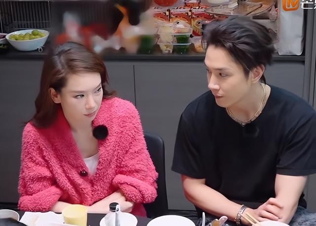 戚薇眼部状态引争议！被指撞脸刘玉玲，网友：眼角快扯到后脑勺了