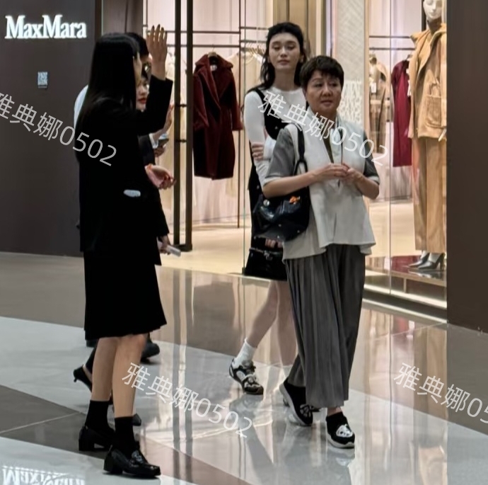 三亚偶遇奚梦瑶何猷君梁安琪，奚梦瑶在婆婆身边笑脸相迎很拘谨