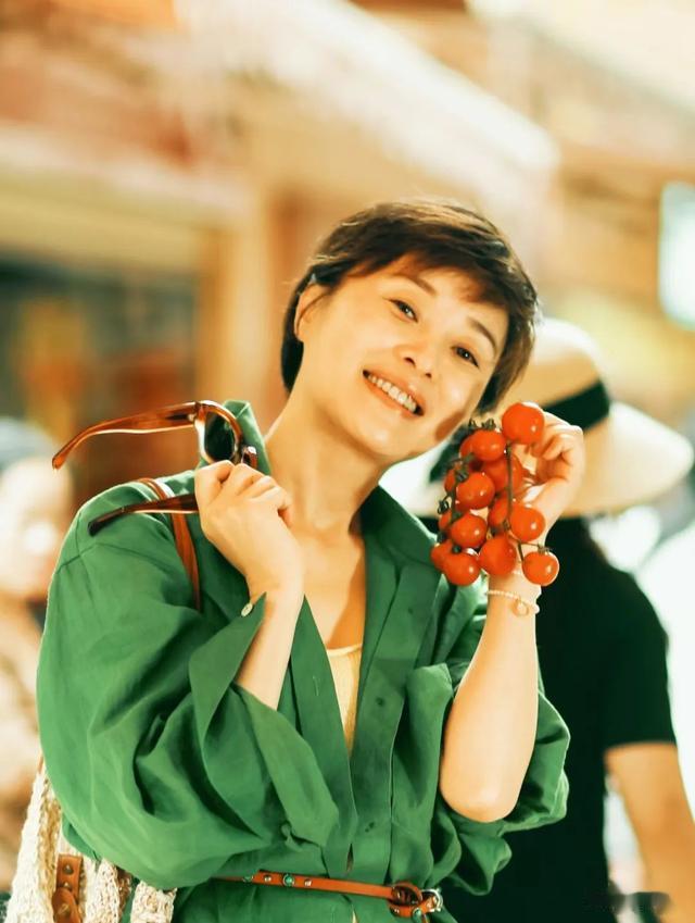 53岁吴越买菜被偶遇!穿衬衫+短裙,减龄又时尚,状态像33岁