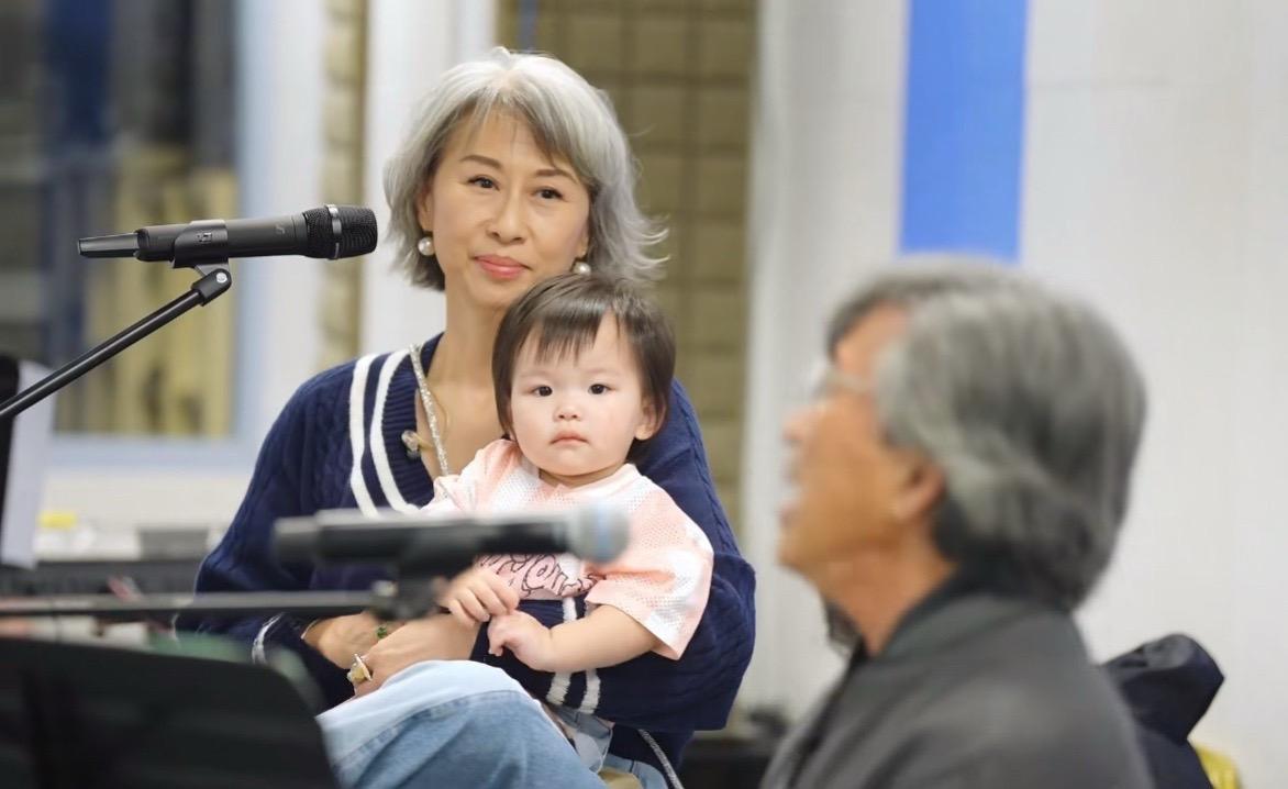 叶倩文回应不和林子祥生育原因，结婚29年甘愿当后妈，称帮继子带娃是福气