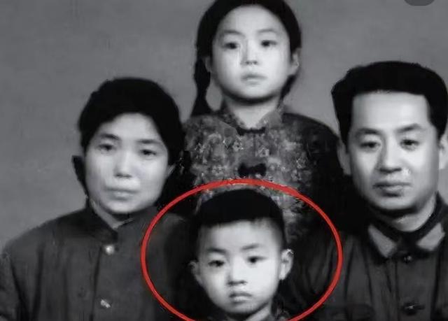 57岁金星定居法国，身材发福满脸褶子，连胸都小了，越来越像男人