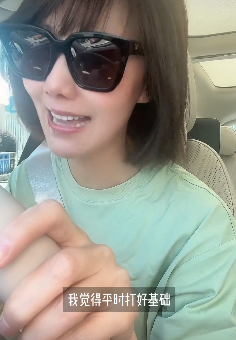 王冠夫妇的甜蜜合照，小细节透露婚后生活状态，大家都误会小尼了