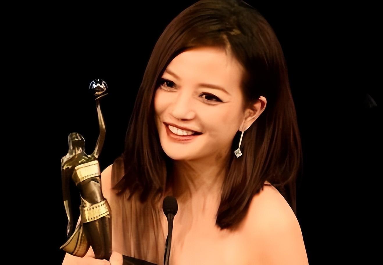 面相又变了！49岁赵薇广东吃饭，又老又瘦没架子，却再无回头路走