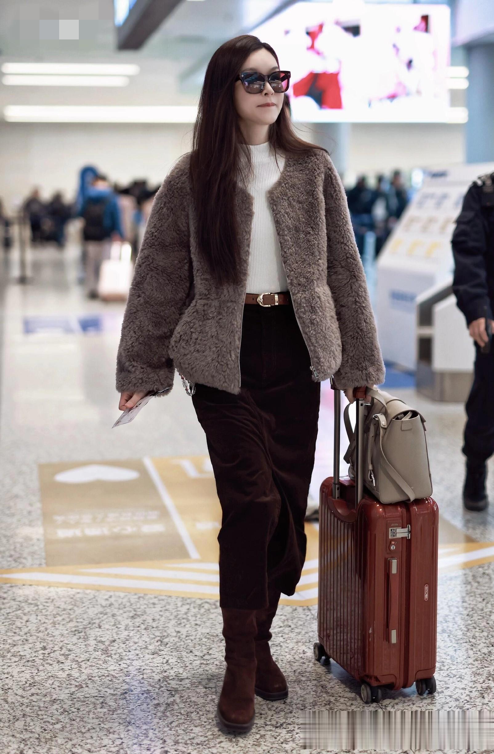 文咏珊上海机场出发路透，穿灰色毛毛衣戴着墨镜，身材恢复真好
