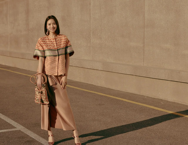 “最美超模”张梓琳晒照，41岁生俩娃身材和皮肤仍完美无瑕，好美