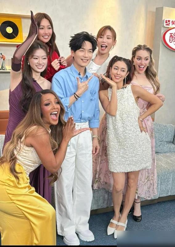 23岁单依纯晒出家居照，一人生活，打扮随意，专注音乐，魅力无限