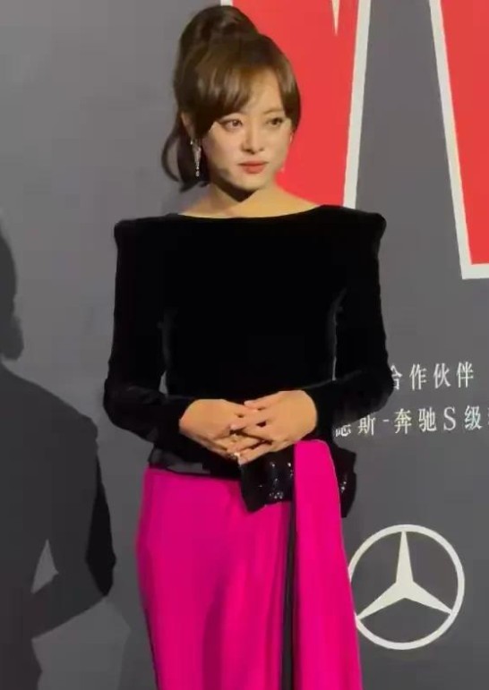 2025光影盛典全记录：热巴裹黑裙杀疯85花 唐嫣“大姨盘头”