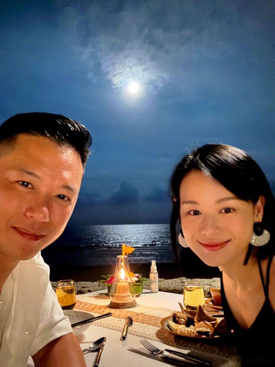 胡杏儿晒一家人过元宵节！排排坐吃汤圆，母子四人穿同款卫衣好像