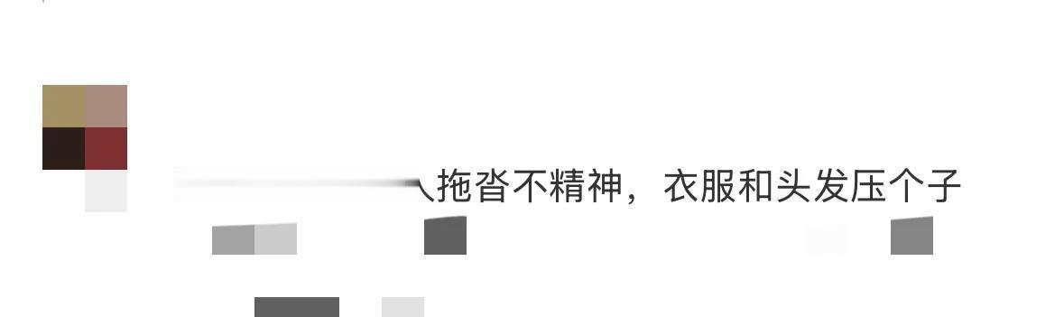 温碧霞和老公出街，天气冷还穿着露胳膊的衣服，发型也是一成不变