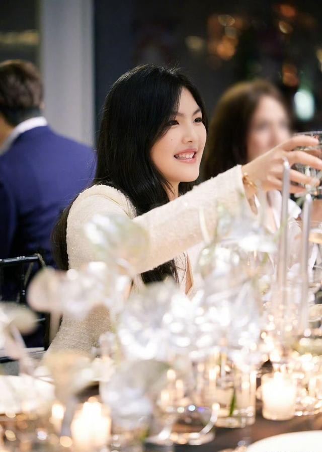 王诗龄回国后在宴会上惊艳到大家！真成财阀千金了，骨子里的优雅