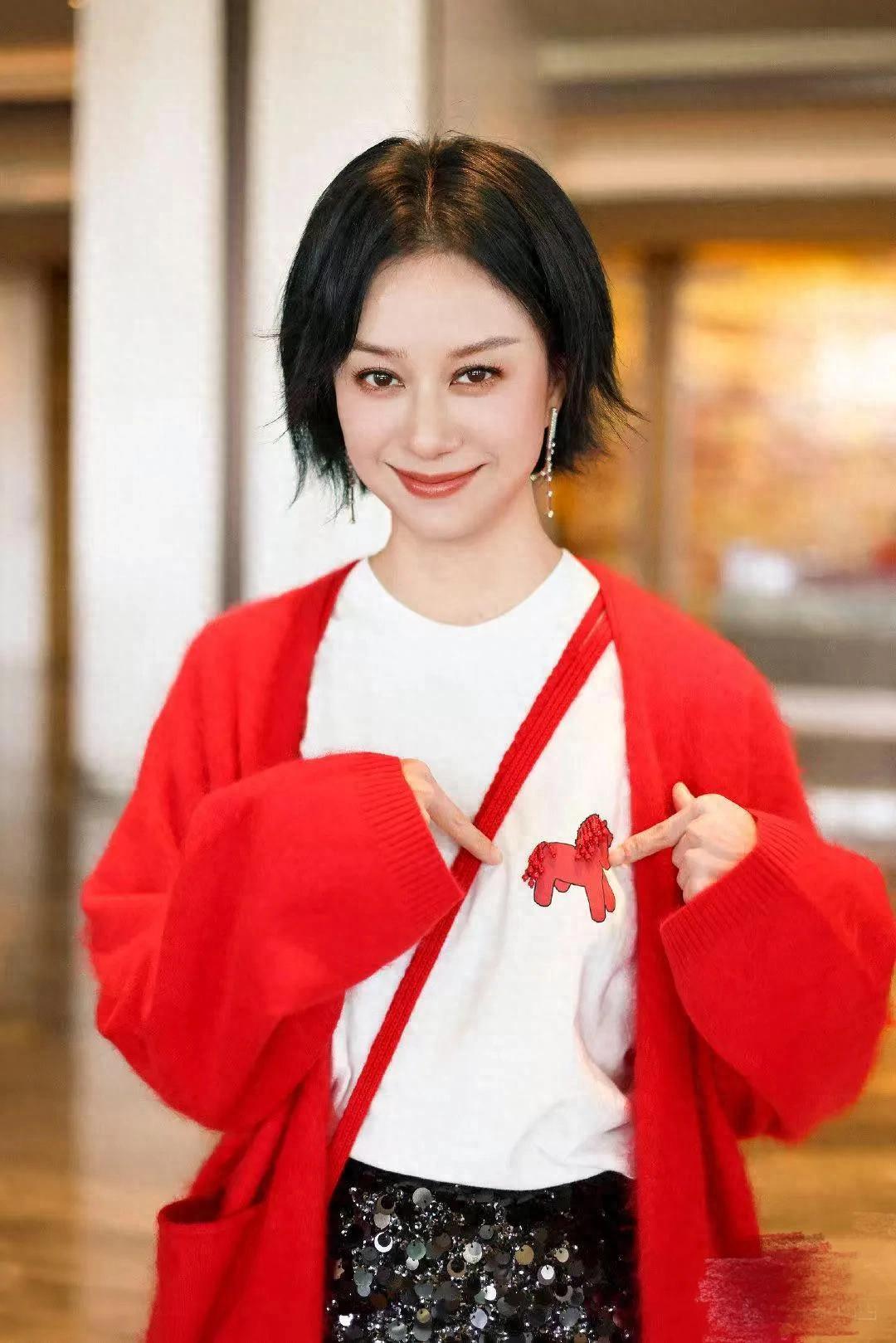 倪虹洁新剪短发年轻20岁!穿红色开衫亮片短裙长筒靴,时髦洋气!