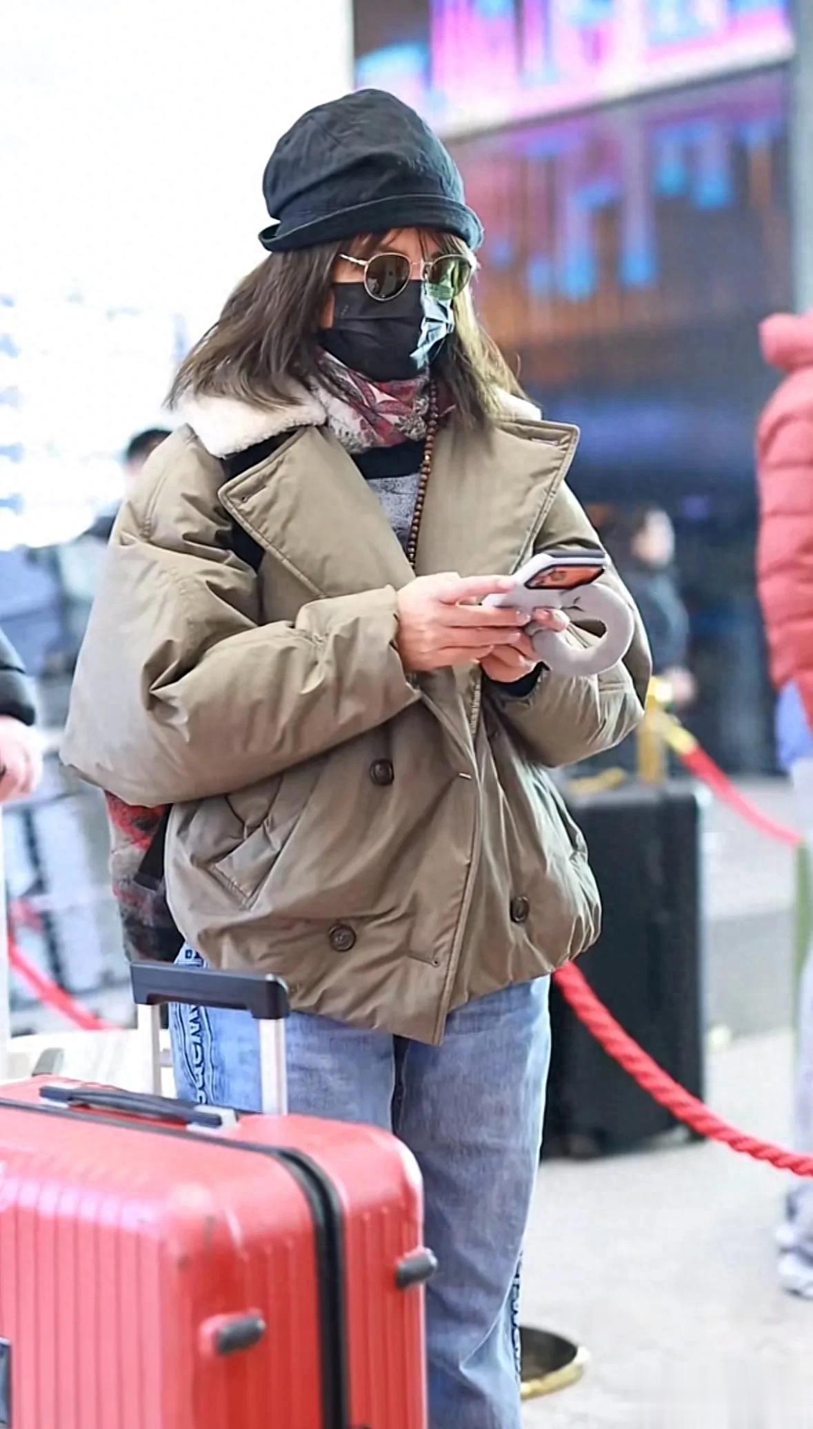 赵薇最新露面回安徽老家，穿深色棉衣低调赶路，打扮普通无人识