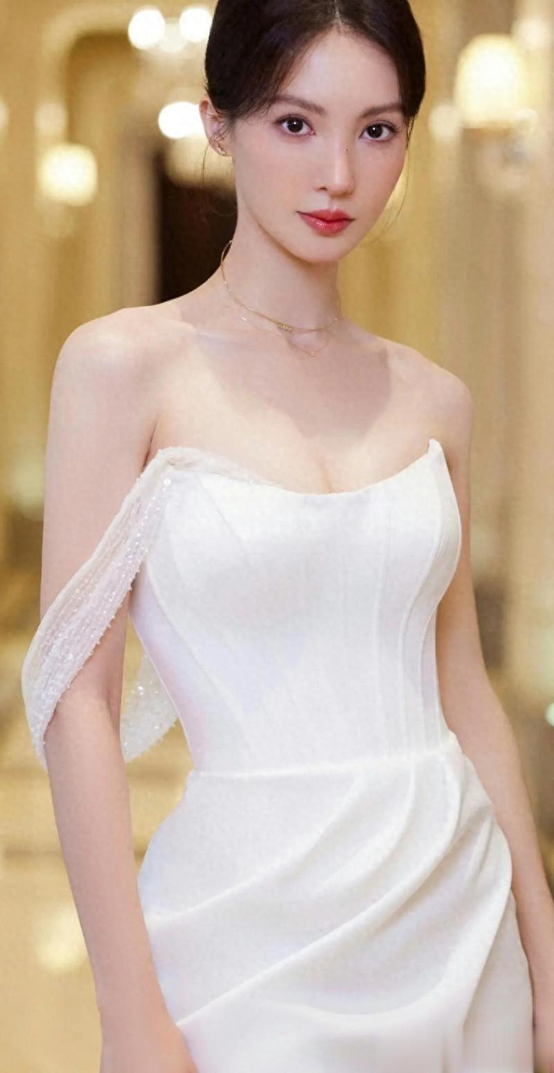 金晨，曲线曼妙温柔动人