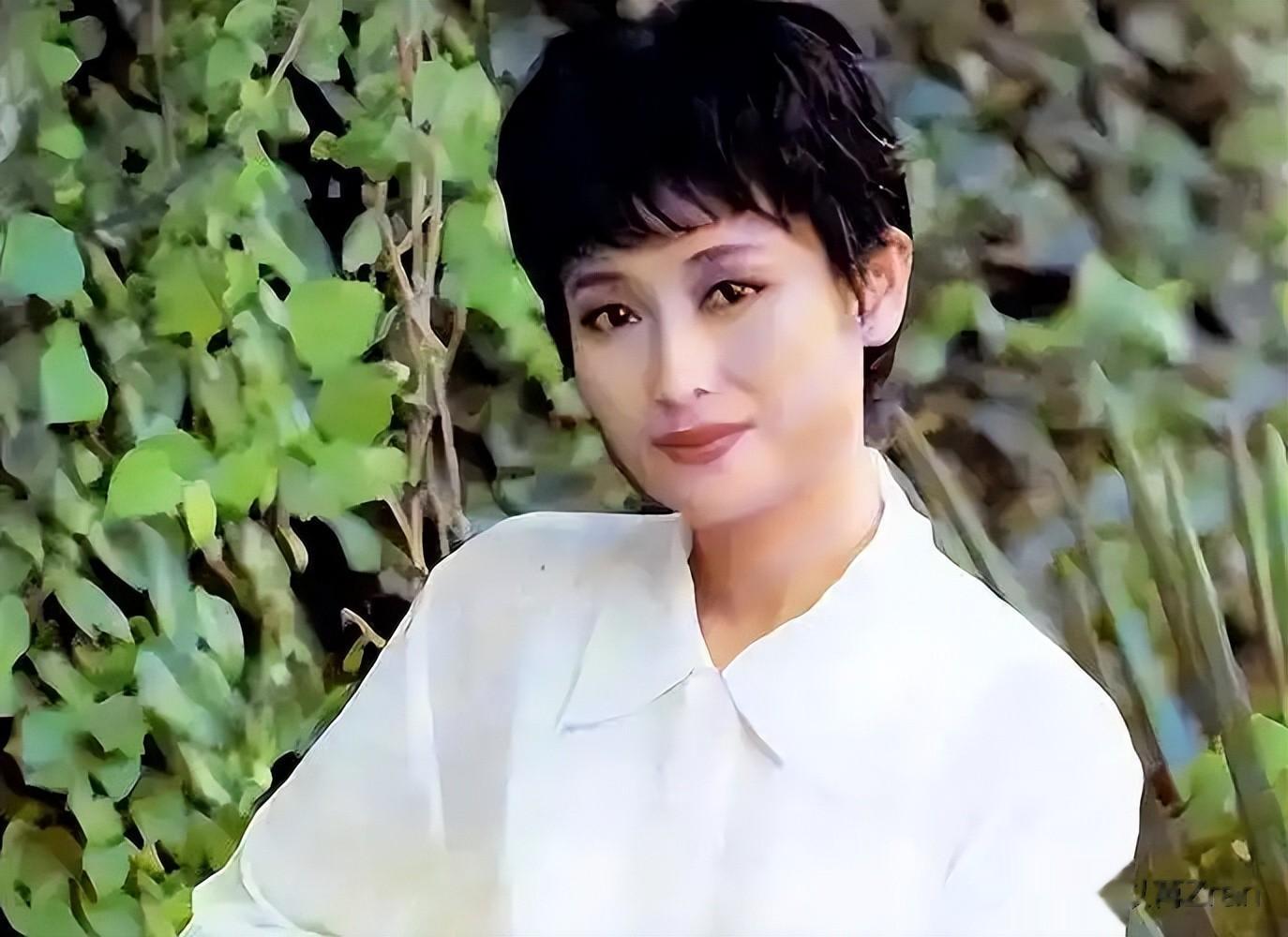 一婚丈夫嫌她太有名,二婚嫁豪门至今无子,今62岁被宠成\公主\