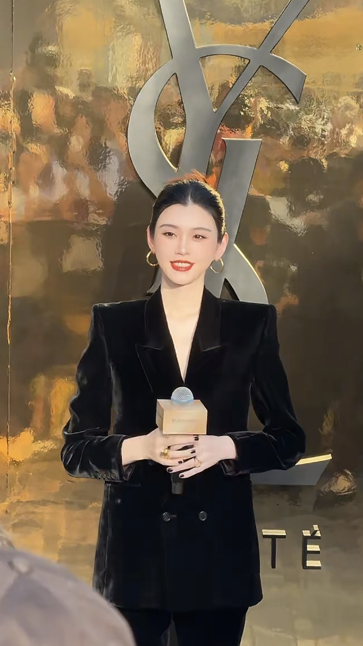 奚梦瑶今天出席活动,黑色西装气质女人,都美成啥了超模气质拉满