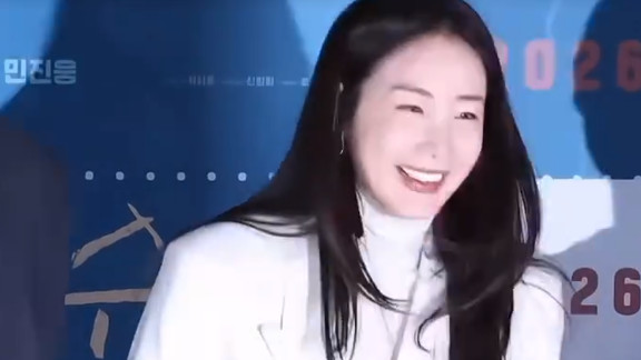 崔智友出席发布会活动：白西装长发气质佳，帮助新人小举动好暖心