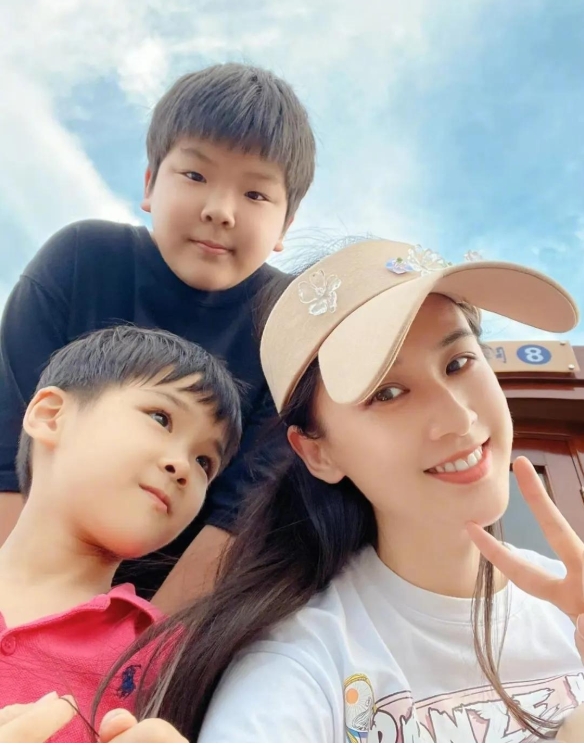 黄圣依离婚后再遇难题！想到儿子转学到上海头疼，妈妈：祝你成功