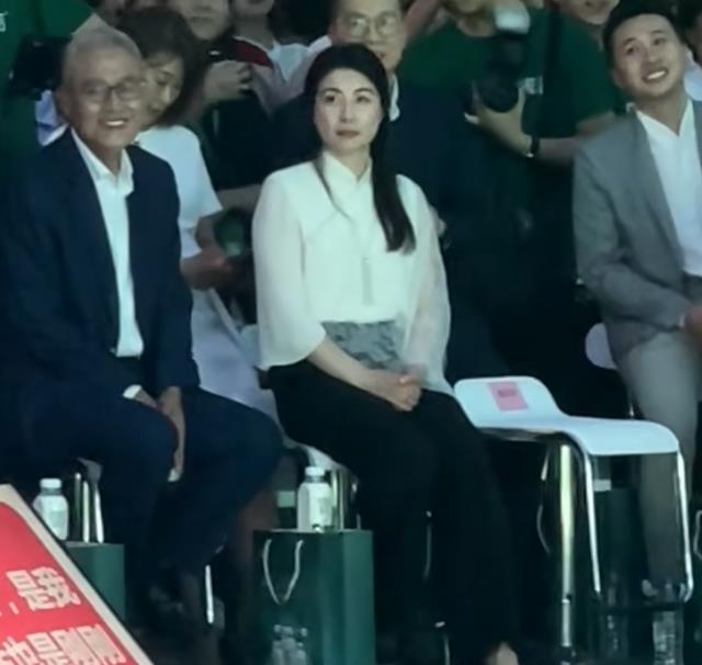 郭晶晶香港参加活动,稳坐第一排C位,身旁大佬与其交流全程低头