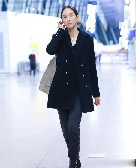 张钧甯穿得越简约越高级！双排扣外套+牛仔裤+短靴，时髦又洋气！