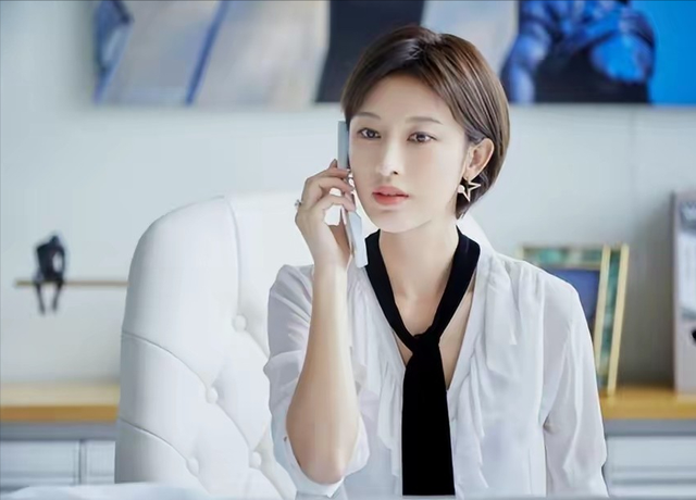 她比杨幂丰满，腿比唐嫣长，皮肤比刘亦菲白，可惜出道多年还没红