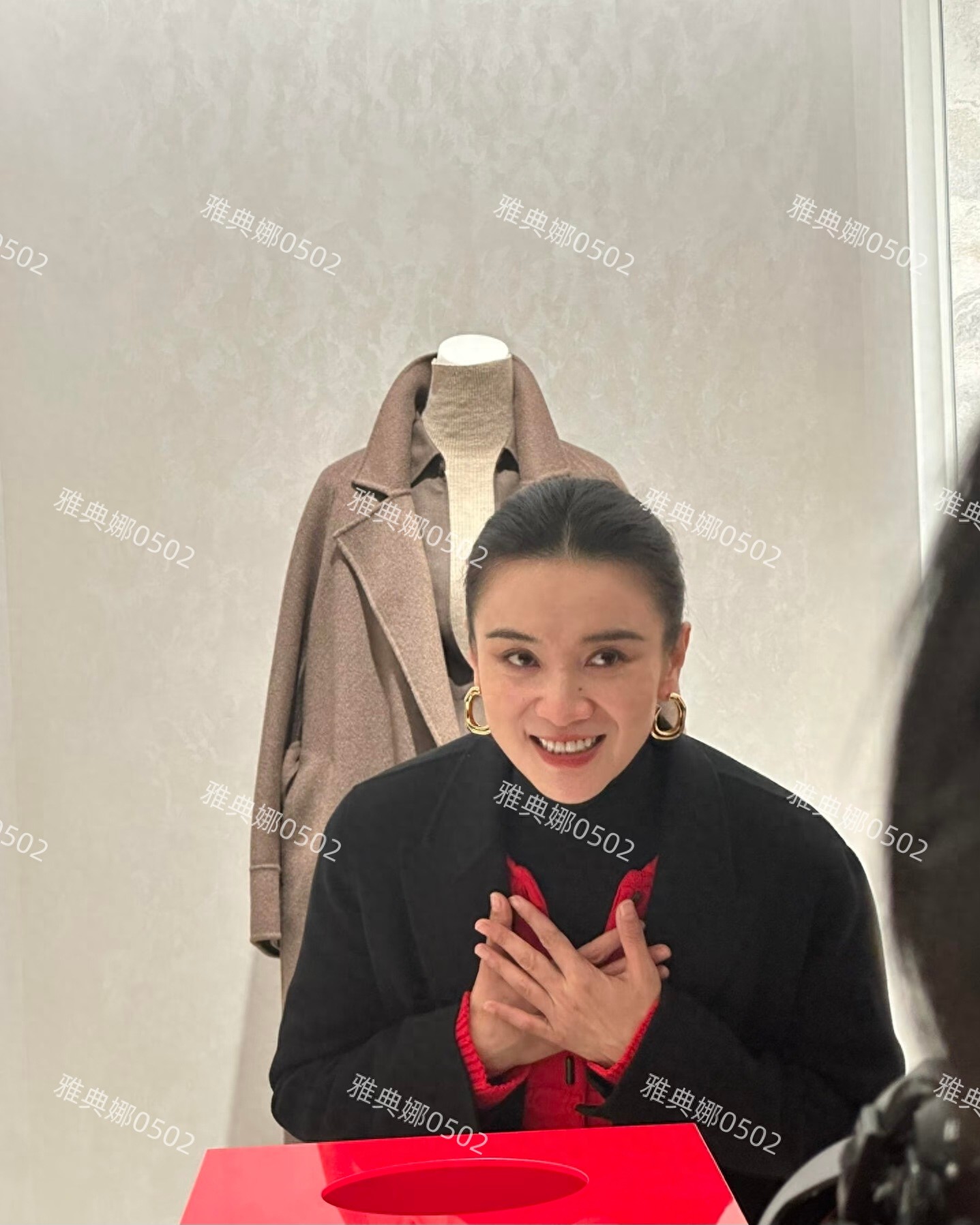 天啊，宋佳都45了怎么还那么漂亮？真人浓眉大眼又瘦又高好美好飒