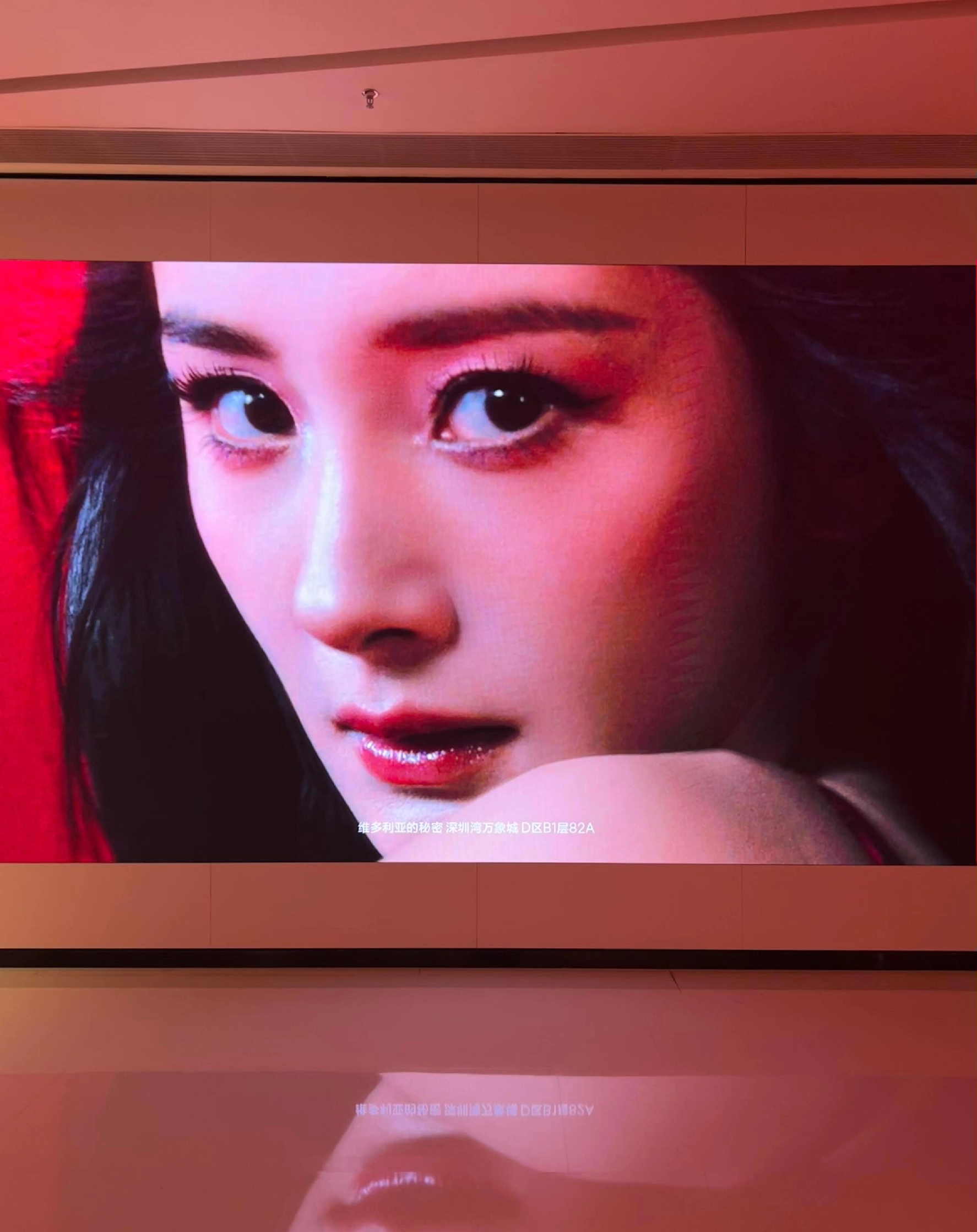 杨幂维密新年大屏震撼来袭,红色吊带裙好惊艳,排面就是大