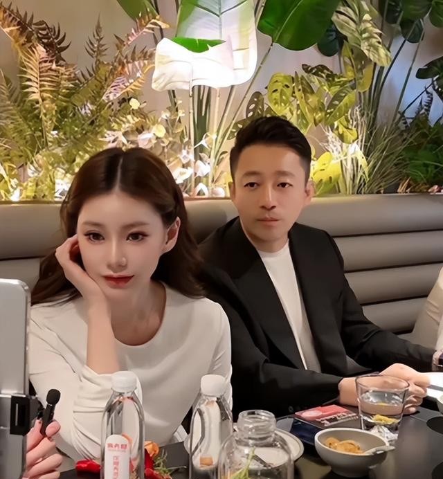 马筱梅穿5万裙子吃路边摊,小腹隆起被猜测怀孕,汪小菲又发脾气