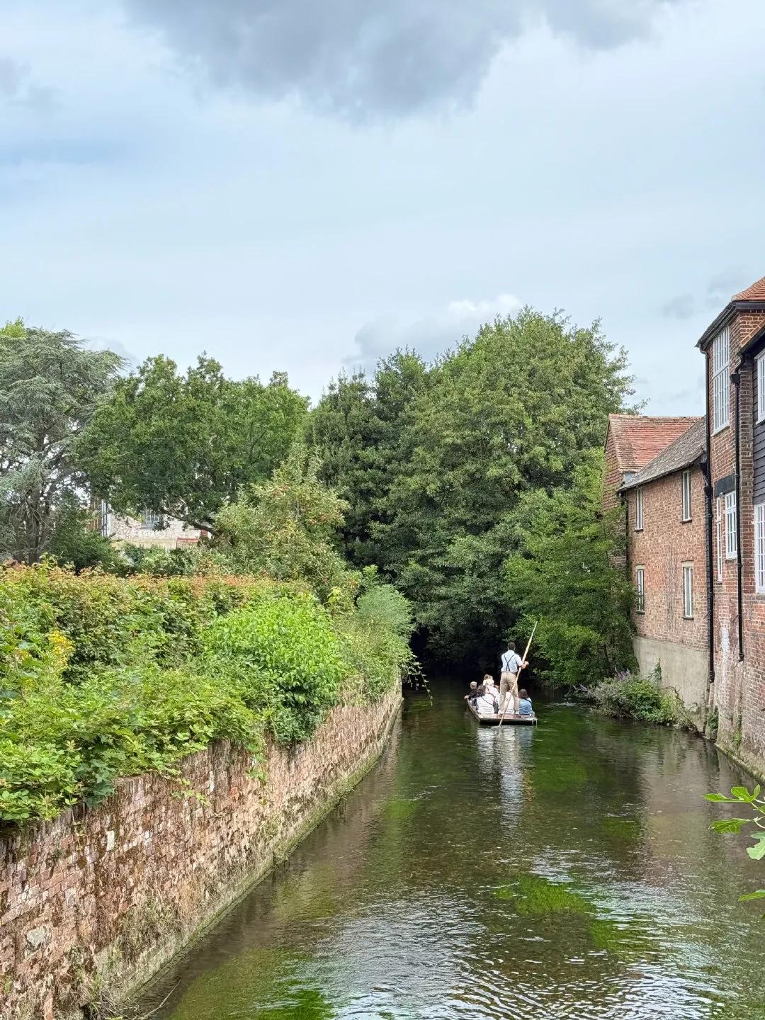 程潇晒游玩美照，以绿茵河岸为背景，风景好漂亮但人更漂亮呀！