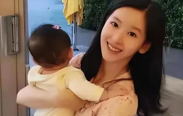 章泽天伦敦音乐节被偶遇!穿粉色上衣明眸皓齿,和女儿处成了闺蜜