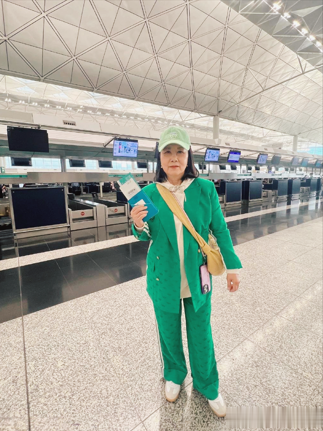 78岁汪明荃赴日本游玩，浓妆艳抹 穿搭让人疑惑，审美似乎有点过时