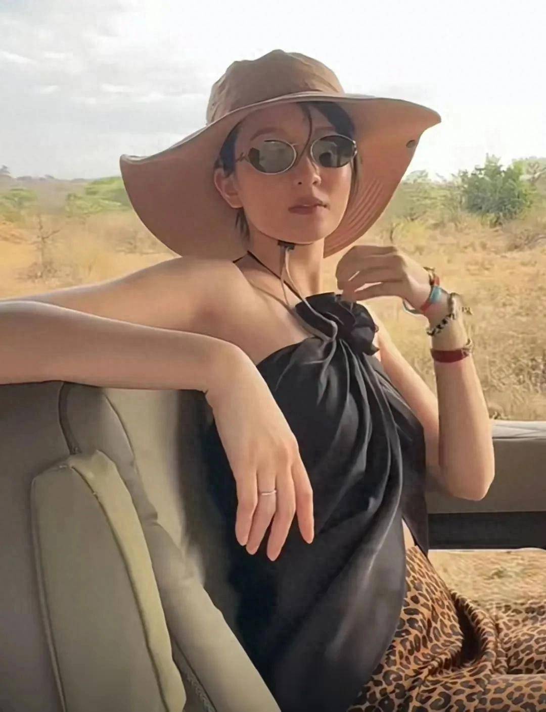 31岁乔欣晒婚后生活,和男方爷爷奶奶约会,老人满头白发很喜欢她