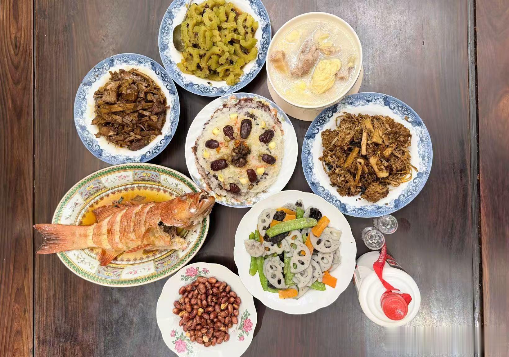 江疏影晒年夜饭细节，网友热议无名指戒指与“二人餐”暗示