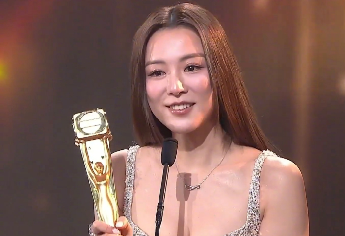 看TVB颁奖礼红毯上的女星，真的捏了一把汗！香港娱乐圈完了