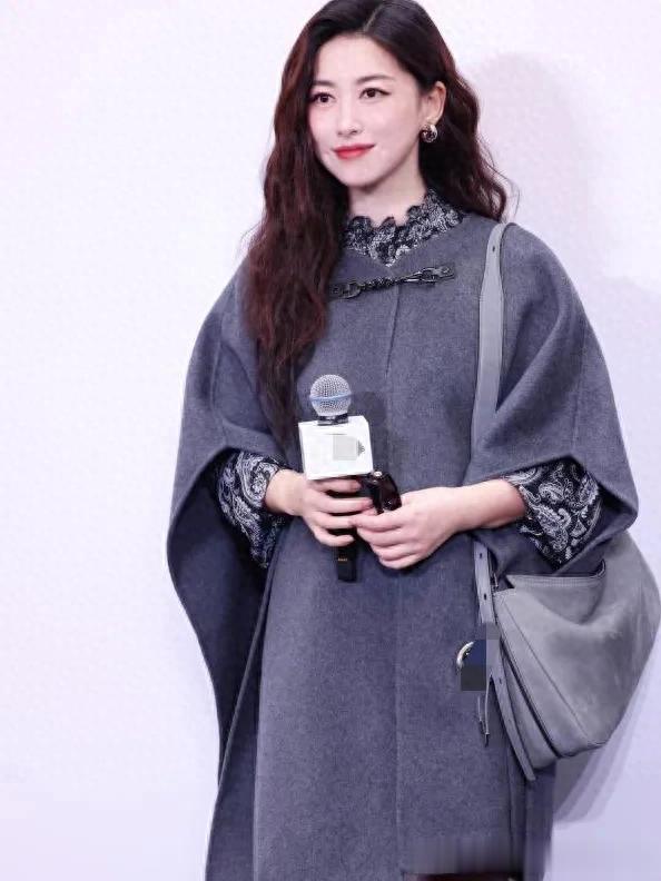 朱珠的气质真是出挑!灰色斗篷大衣+长筒靴,简约又高级!