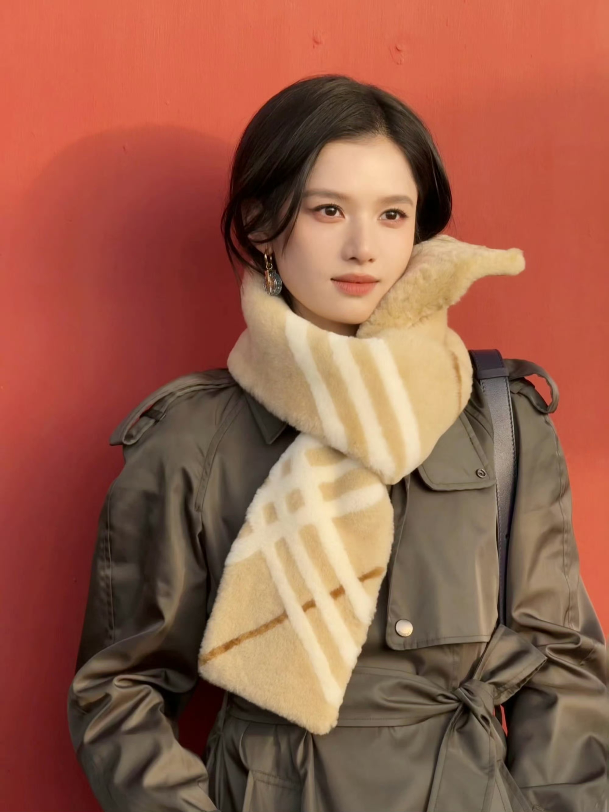 张婧仪穿出满屏英伦感！Burberry风衣搭格纹围巾，妥妥的秋冬女神