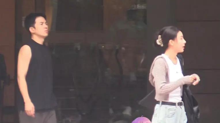 魔幻姐弟恋炸圈！39岁贾青与31岁仝卓同居实锤，黑料体质凑一对太超前