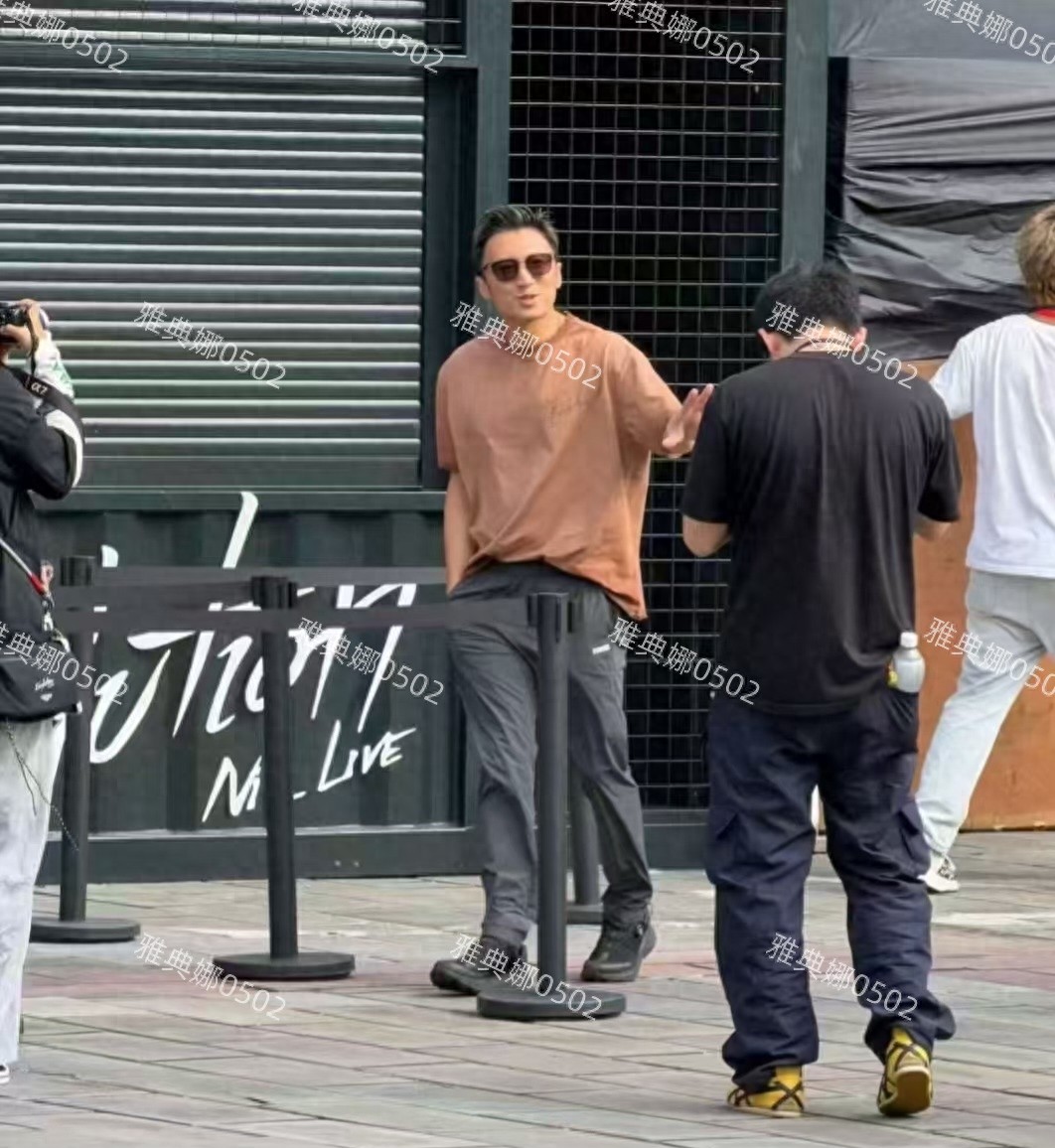 谢霆锋在舞台上很酷巨星范儿十足，本人却小小一只帅气年轻随和