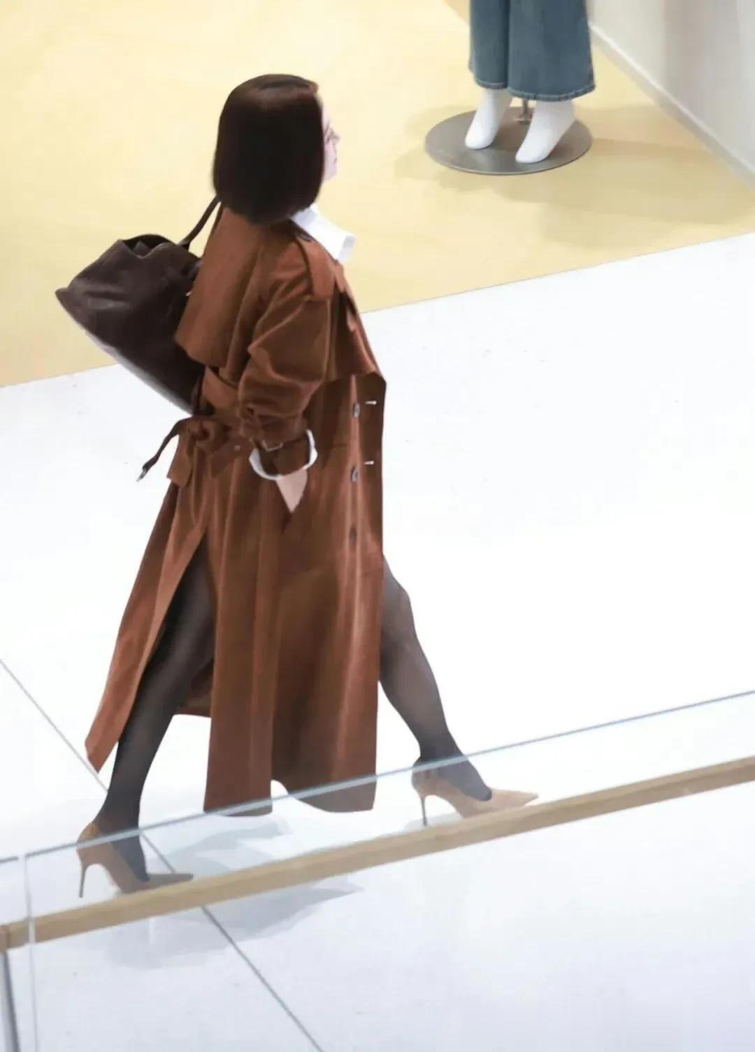 秦岚焦糖棕长风衣+白衬衫+黑裙=职场松弛感天花板！