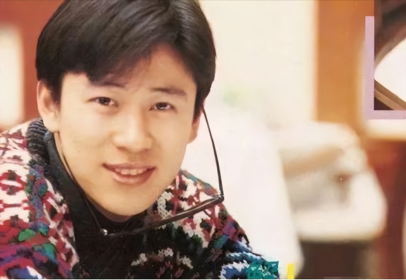 歌手解晓东：14次登春晚，曾提携章子怡，破产后抑郁住养老院？