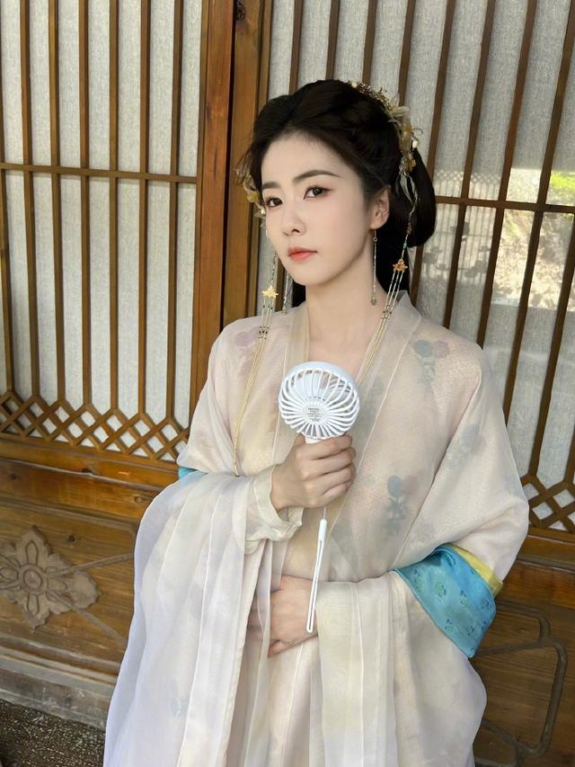 白鹿被要求增肥,网友:“女明星太难了”